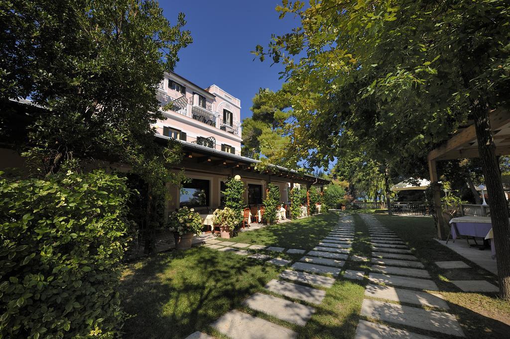 Park Hotel Villa Maria San Menaio Eksteriør billede